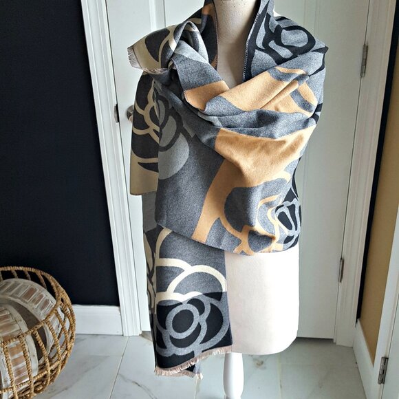 NEW! EXQUISITE Camelia FLOWER FAUX CASHMERE WRAP SHAWL - Picture 1 of 4